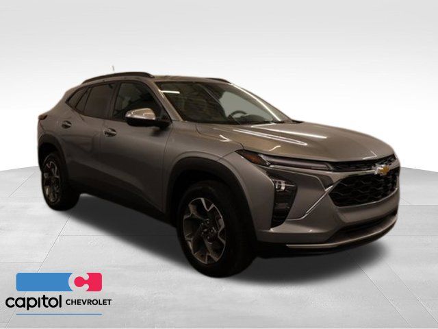 Used 2025 Chevrolet Trax LT FWD image 1