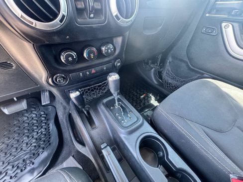 Used 2015 Jeep Wrangler Unlimited Sahara AWD/4WD image 22