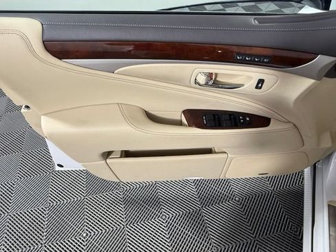 Used 2016 Lexus LS 460 w/ Comfort Package RWD image 14