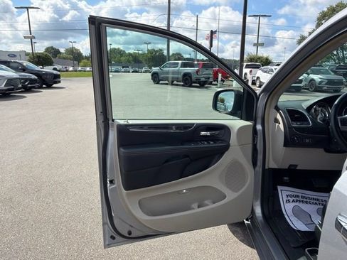 Used 2014 Chrysler Town & Country Touring-L w/ Driver Convenience Group FWD image 12
