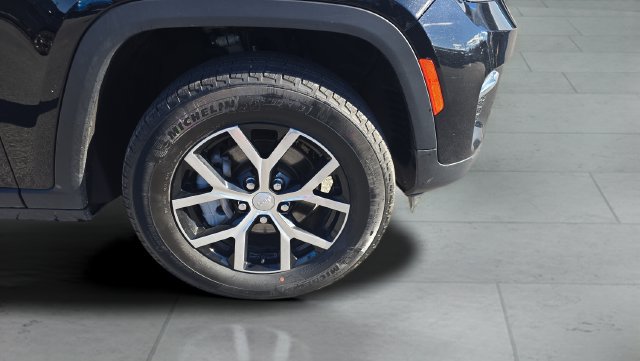 Used 2023 Jeep Grand Cherokee Limited AWD/4WD image 27