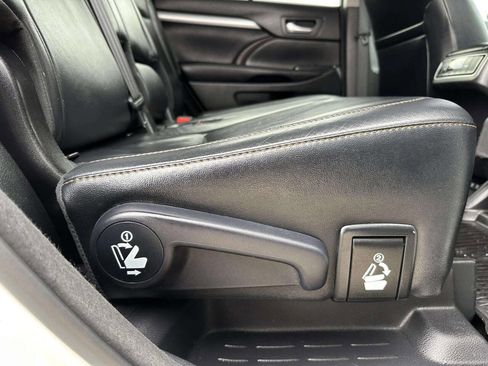 Used 2017 Toyota Highlander XLE image 16