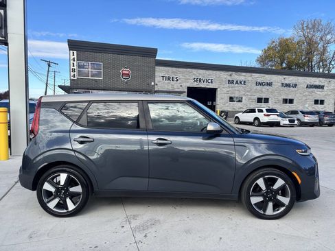 Used 2020 Kia Soul EX image 2