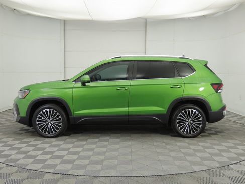 Certified 2025 Volkswagen Taos SE w/ Panoramic Sunroof Package image 8