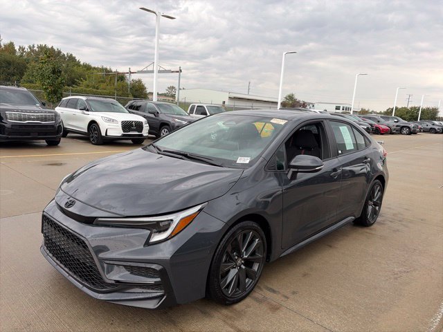 Used 2025 Toyota Corolla SE w/ SE Premium Package FWD image 3