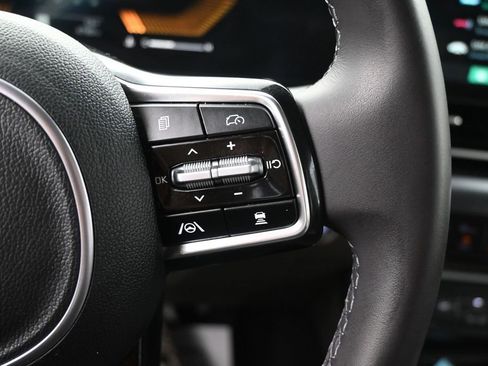 Used 2025 Kia Carnival FWD image 21