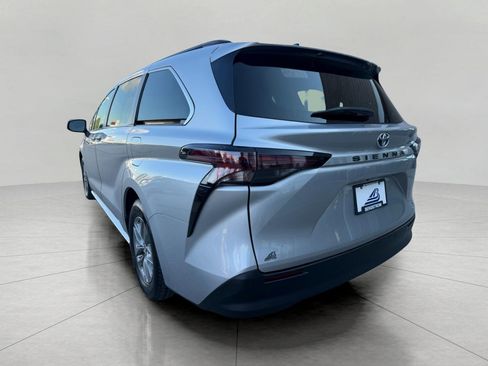 Used 2024 Toyota Sienna XLE image 9