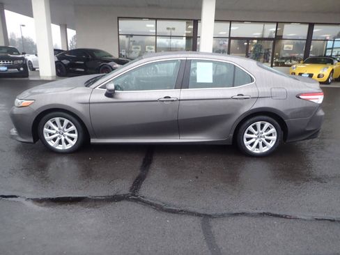 Used 2018 Toyota Camry LE FWD image 2