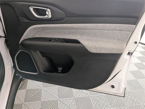 Used 2024 Jeep Compass Latitude image 31