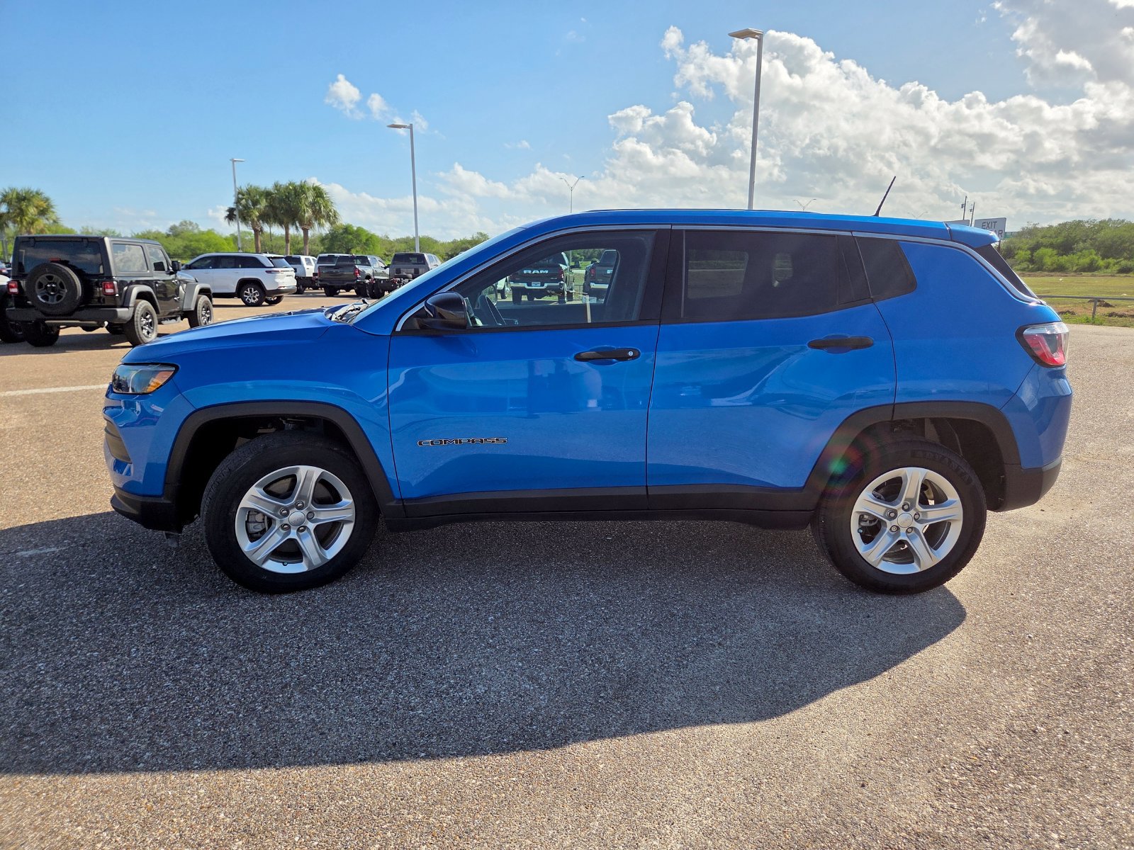 Used 2023 Jeep Compass Sport AWD/4WD image 4