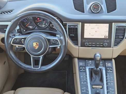 Certified 2018 Porsche Macan image 25