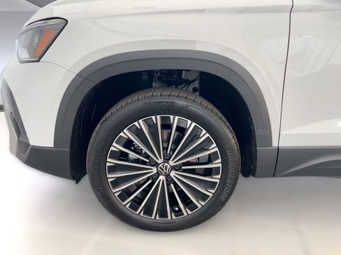 New 2026 Volkswagen Taos SE image 12