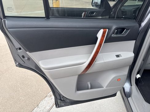 Used 2012 Toyota Highlander Limited w/ Tow Pkg image 23