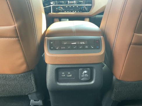 Used 2024 Nissan Pathfinder Platinum FWD image 14