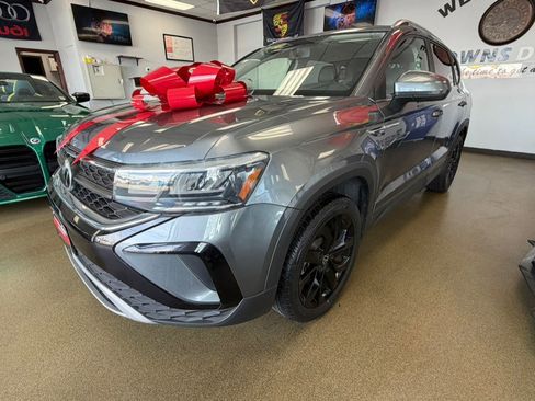 Used 2022 Volkswagen Taos SE w/ Panoramic Sunroof Package image 10