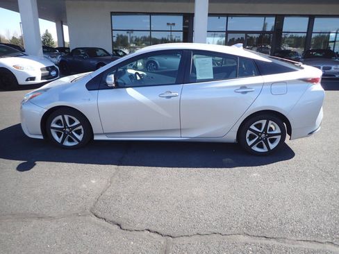 Used 2017 Toyota Prius Three Touring FWD image 2