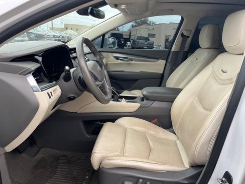 Used 2017 Cadillac XT5 Luxury w/ Driver Awareness Package AWD/4WD image 11