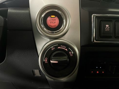 Used 2020 Nissan Titan SL w/ Moonroof Package image 22