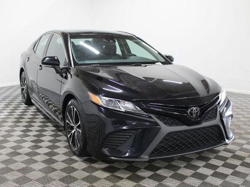 Used 2018 Toyota Camry SE w/ Moonroof Package image 8