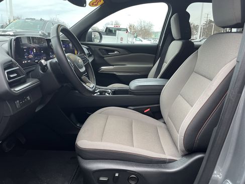 Used 2025 Chevrolet Traverse LT AWD/4WD image 9