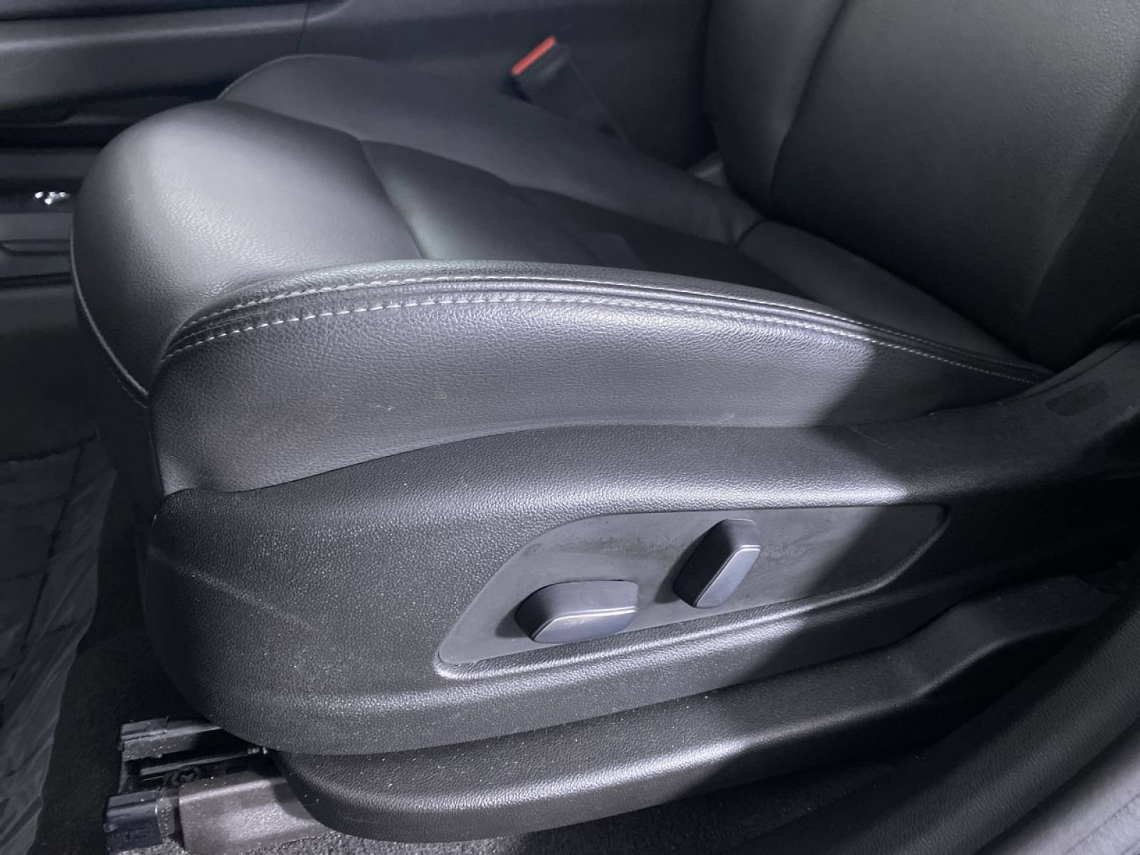 Certified 2024 Cadillac XT6 Luxury w/ LPO, Floor Liner Package AWD/4WD image 9