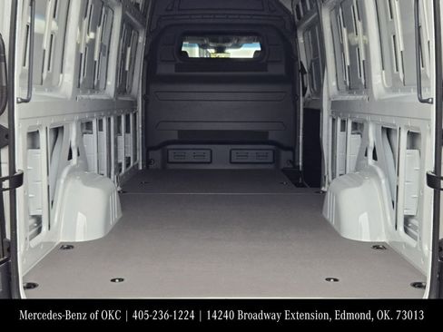 Used 2025 Mercedes-Benz Sprinter 2500 image 31