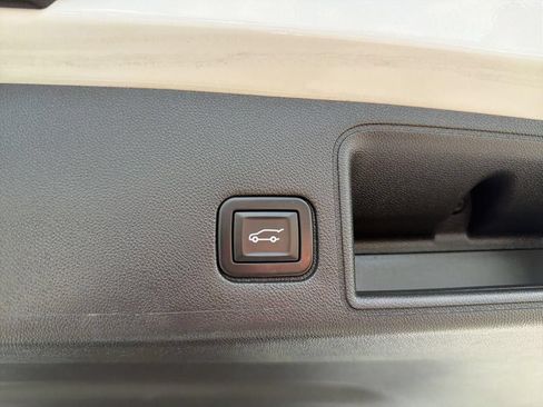 Used 2022 GMC Terrain SLE w/ Driver Convenience Package FWD image 11