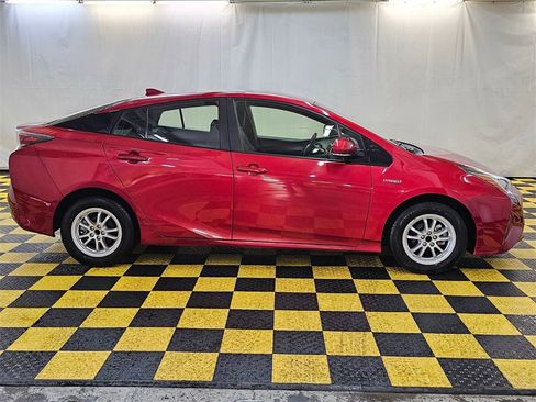 Used 2018 Toyota Prius Three image 2
