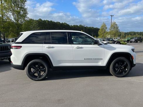 New 2025 Jeep Grand Cherokee Altitude image 3