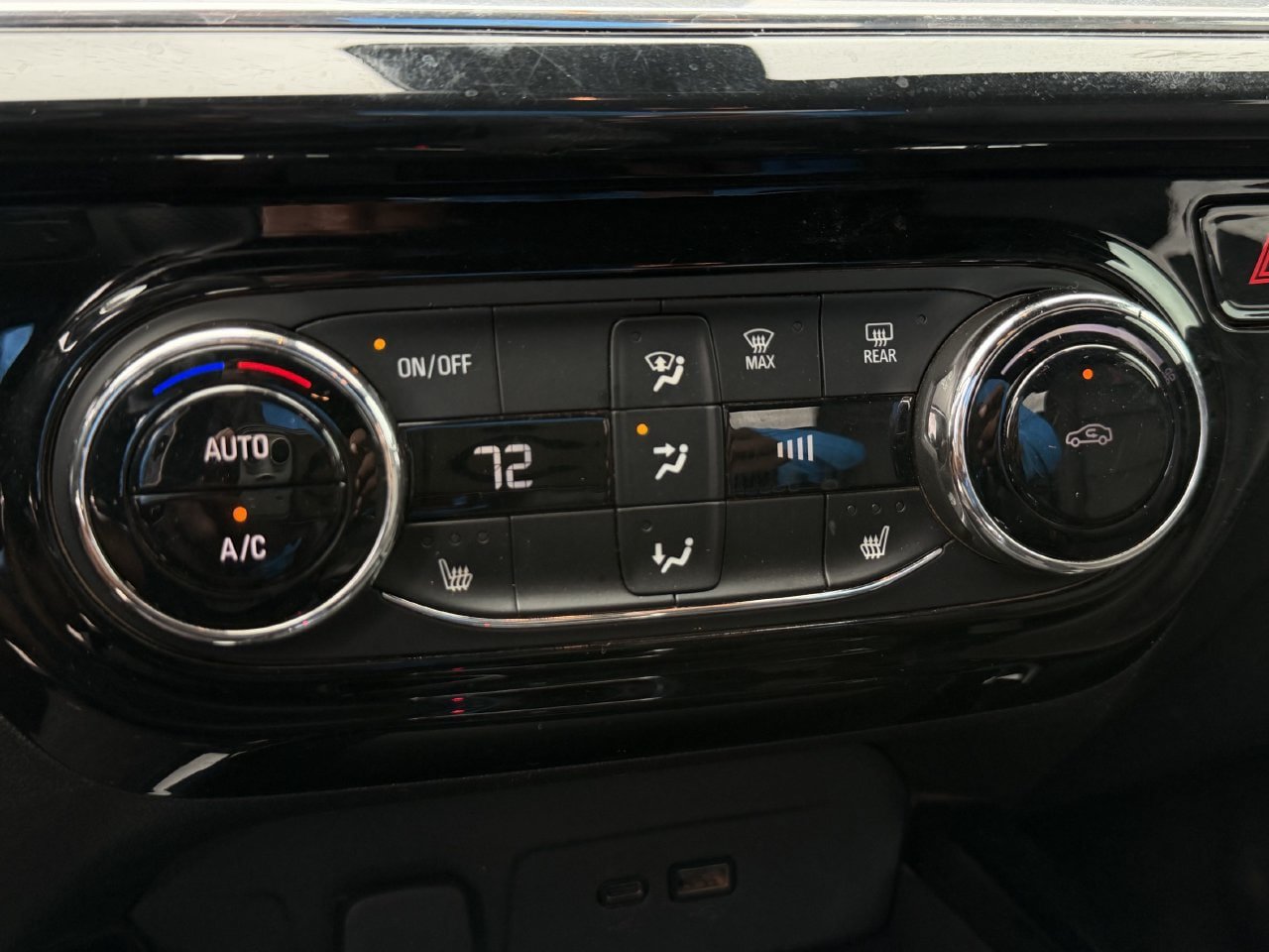 Used 2024 Chevrolet Trax RS FWD image 18