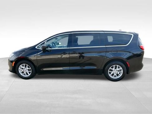 Used 2024 Chrysler Voyager LX FWD image 4