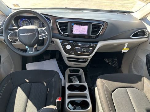 Used 2024 Chrysler Voyager LX image 12