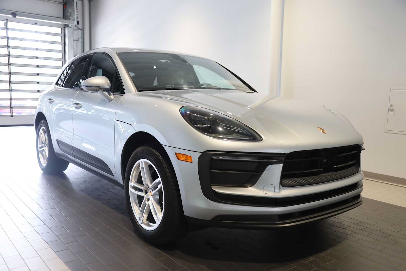 Used 2026 Porsche Macan AWD/4WD image 9