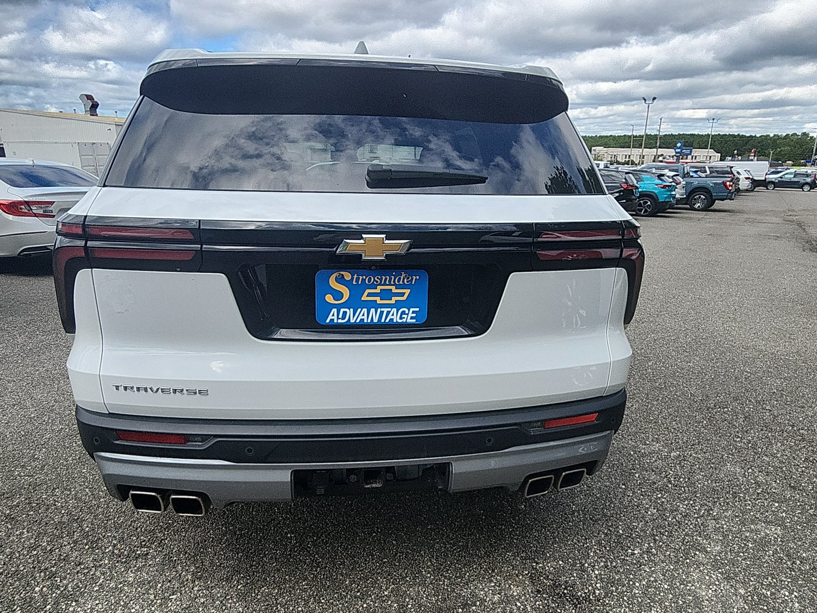 Used 2025 Chevrolet Traverse LT FWD image 4
