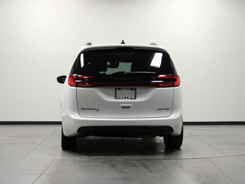 Used 2025 Chrysler Pacifica Limited image 5