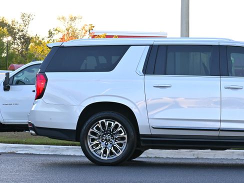 Used 2023 GMC Yukon XL Denali Ultimate image 5