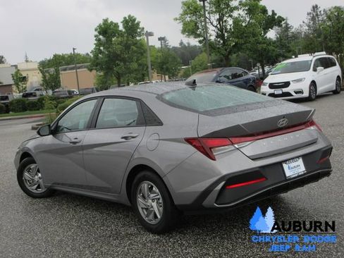 Used 2025 Hyundai Elantra SE image 5