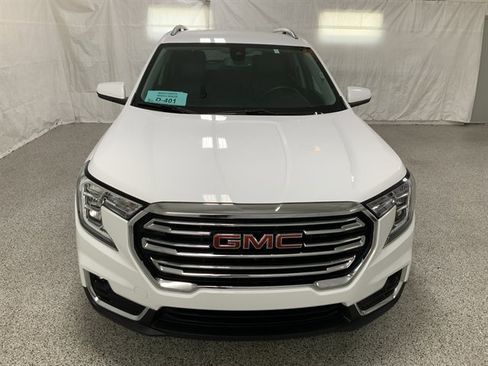 Used 2024 GMC Terrain SLT image 3
