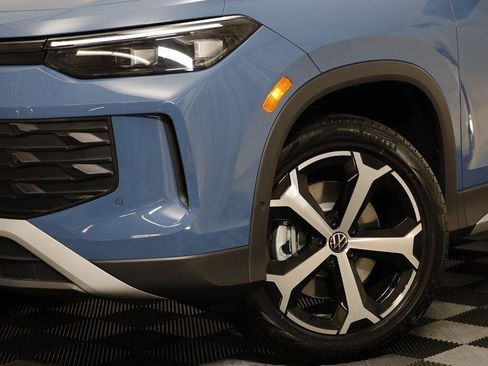 New 2025 Volkswagen Tiguan SE image 3