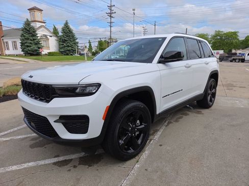 Certified 2024 Jeep Grand Cherokee Altitude AWD/4WD image 6