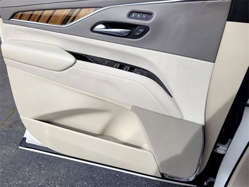 Used 2022 Cadillac Escalade Premium Luxury Platinum w/ Heavy-Duty Trailer Package image 16