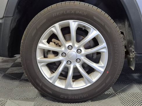 Used 2019 Jeep Cherokee Latitude w/ Cold Weather Group FWD image 27