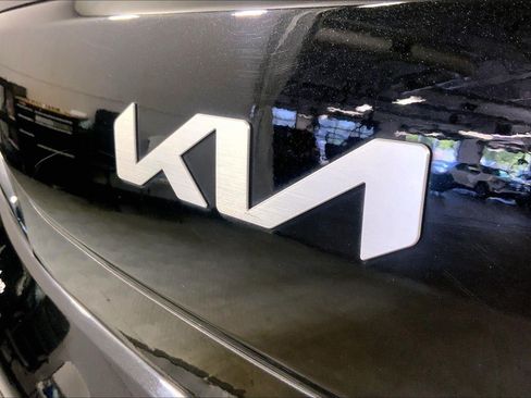 Used 2025 Kia Soul LX w/ LX Technology Package FWD image 8