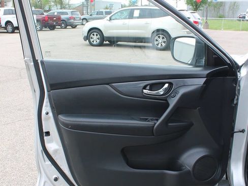 Used 2018 Nissan Rogue S image 9