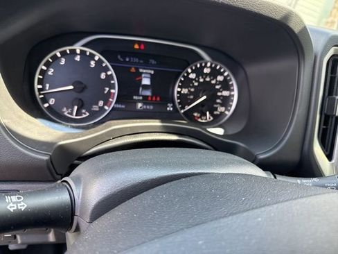 Used 2025 Nissan Frontier SV image 2