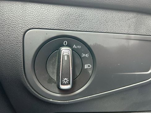 Used 2020 Volkswagen Tiguan SE image 10