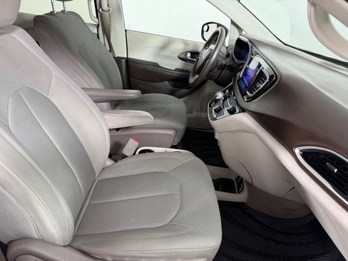 Used 2017 Chrysler Pacifica Touring w/ Tire & Wheel Group FWD image 22