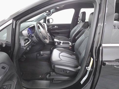 New 2026 Chrysler Pacifica Select image 10