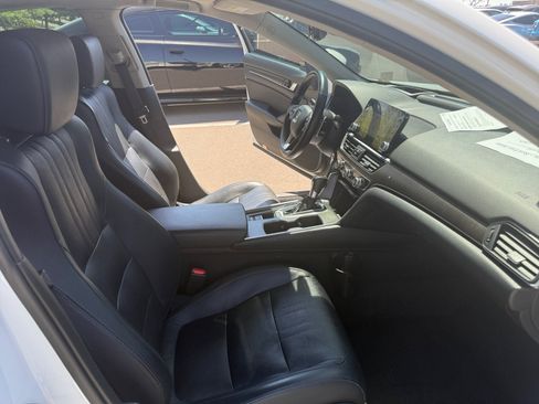 Used 2018 Honda Accord Touring image 17