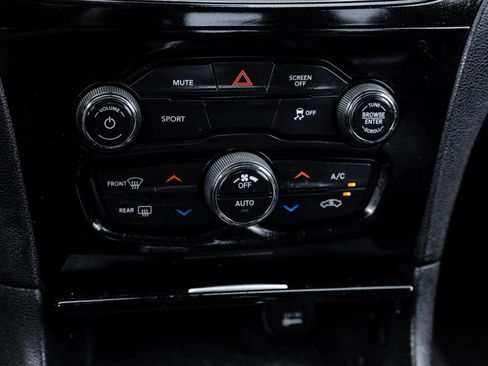 Used 2018 Chrysler 300 S AWD/4WD image 32